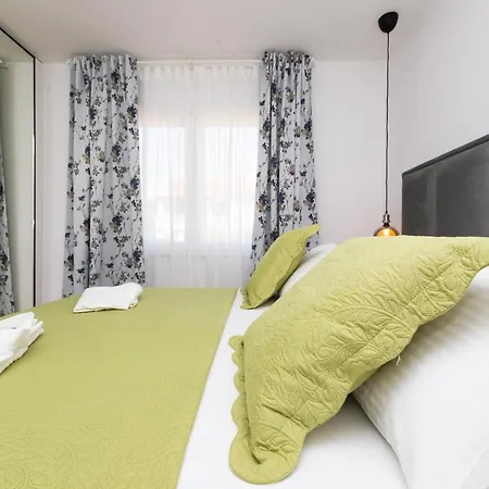 Family Friendly With A Swimming Pool Supetar, Brac - 12893 Апартаменты Супетар
